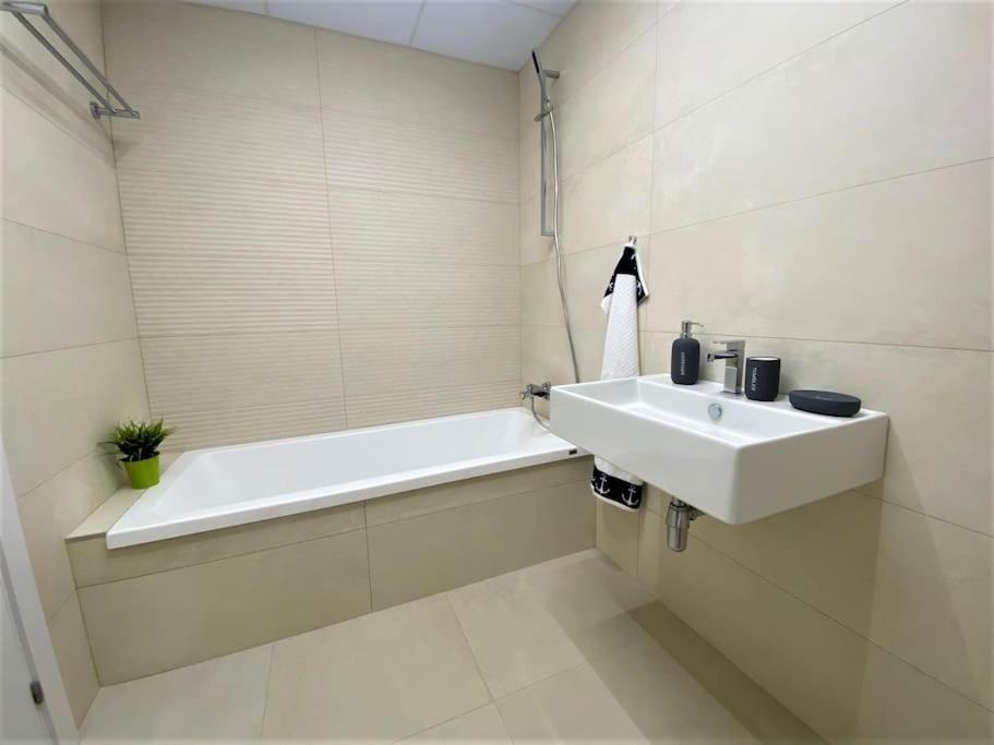 Luxurious Penthouse With Huge Panoramic Terrace Lejlighed San Roque  Eksteriør billede
